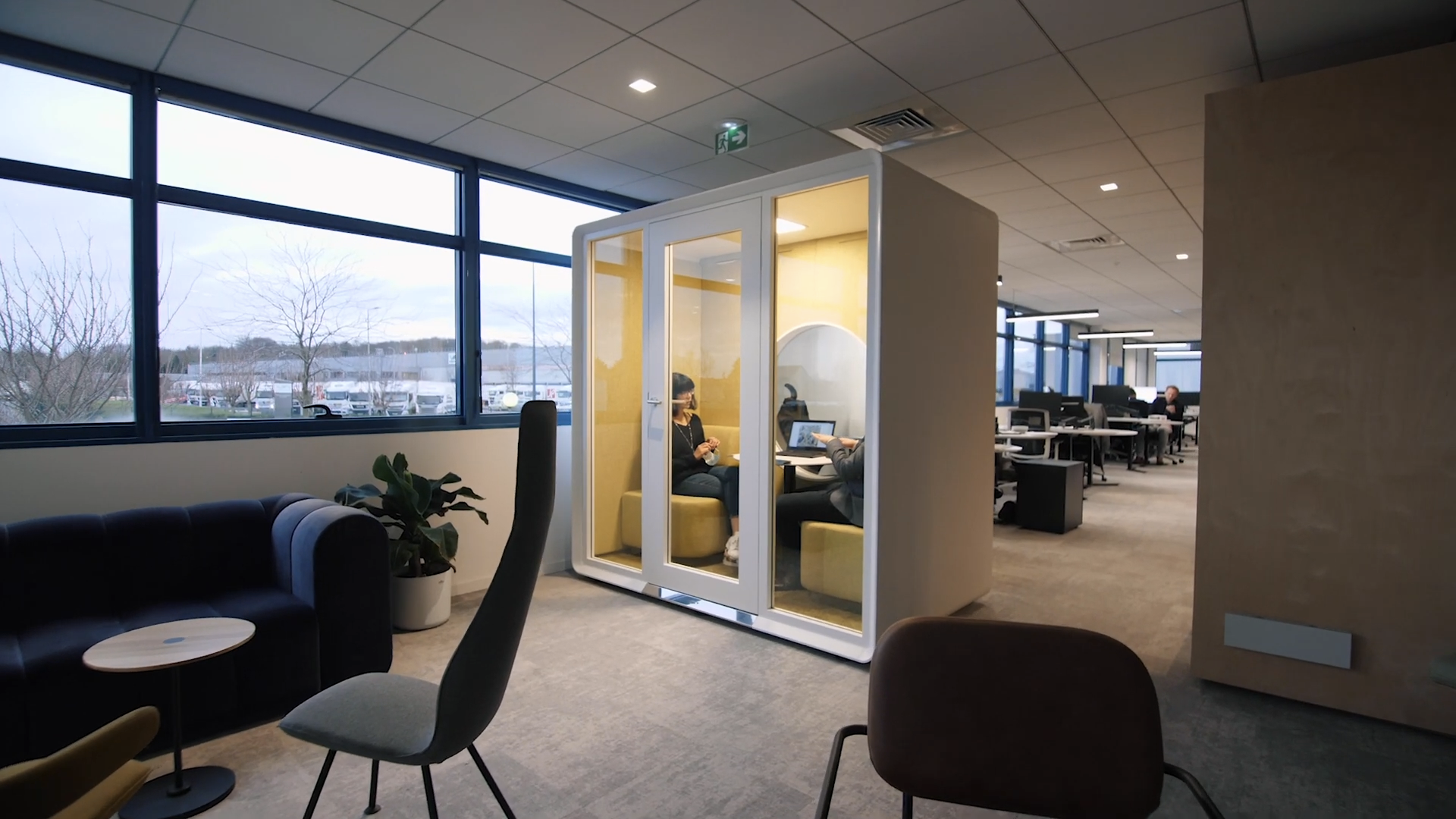 Le Village by Arch Design : Showroom design, bureaux aménagés, mobilier ...