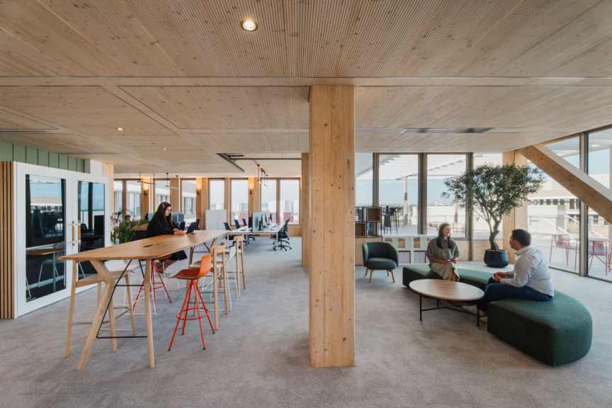 Espace de travail collaboratif et chaleureux, conçu par ARCH.DESIGN pour encourager échanges et créativité