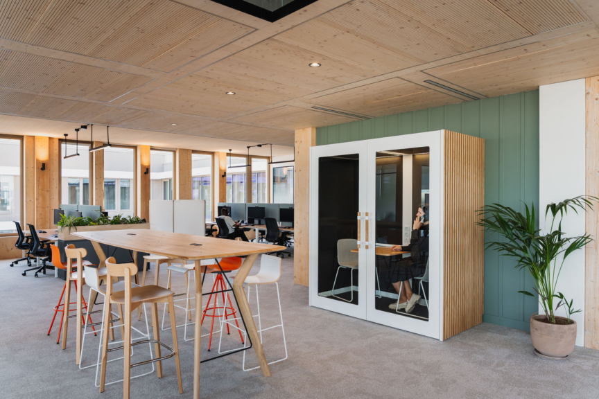 Espace de travail lumineux et fonctionnel, alliant bois, couleur et confort, imaginé par ARCH.DESIGN