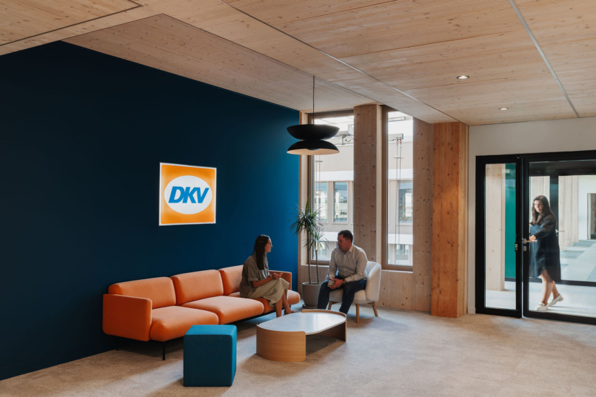DKV Arborétum – espace d’accueil avec logo de l’entreprise