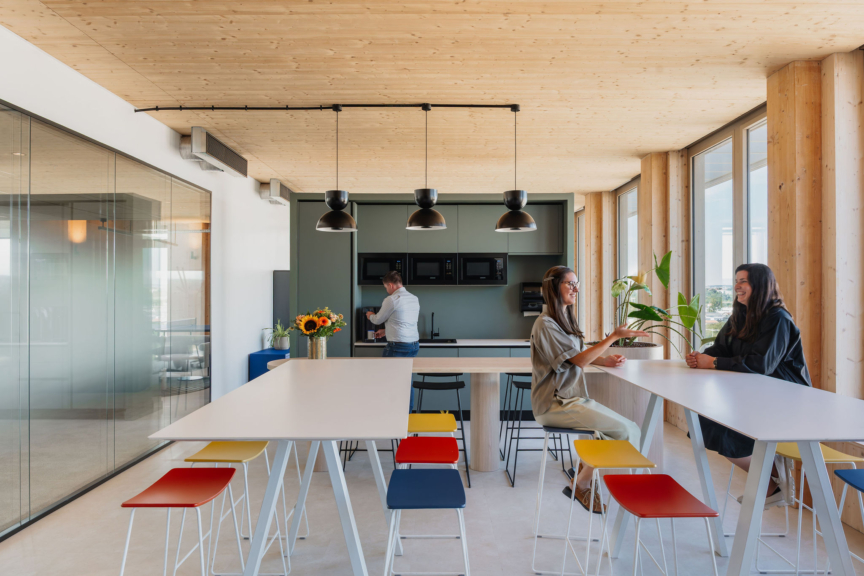 uisine collaborative et colorée, conçue par ARCH.DESIGN pour favoriser les moments d’échange entre collaborateurs