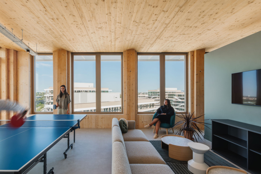 Salle de détente avec table de ping-pong et coin salon, favorisant bien-être et cohésion d’équipe