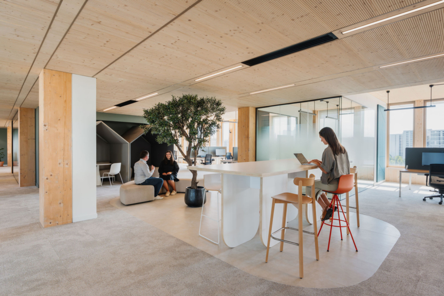 Espace de travail végétalisé et lumineux favorisant le bien-être et la créativité, conçu par ARCH.DESIGN