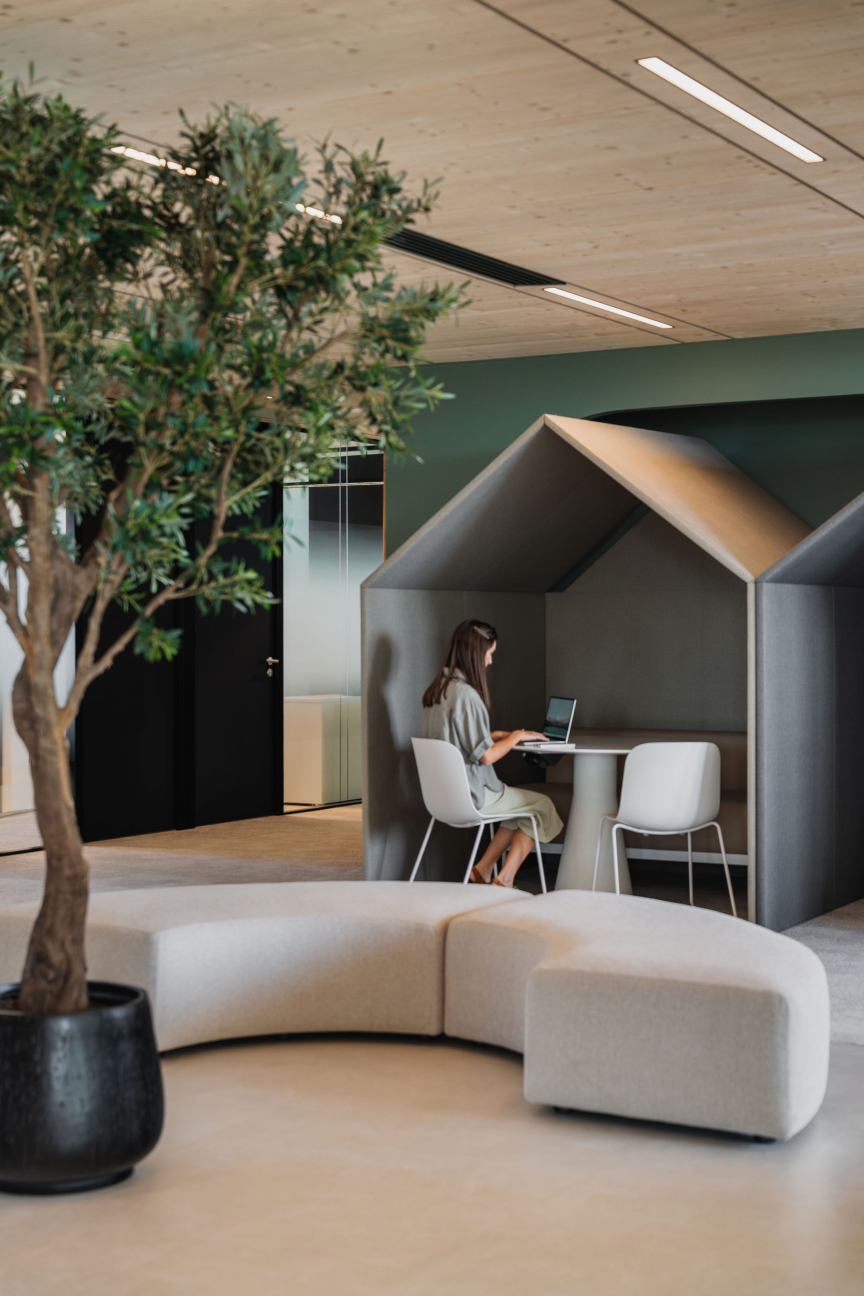 Espace informel avec alcôve et mobilier design, végétalisé et lumineux, conçu par ARCH.DESIGN à l’Arborétum