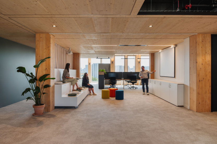 Espace de présentation lumineux favorisant échanges et créativité, aménagé par ARCH.DESIGN à l’Arborétum