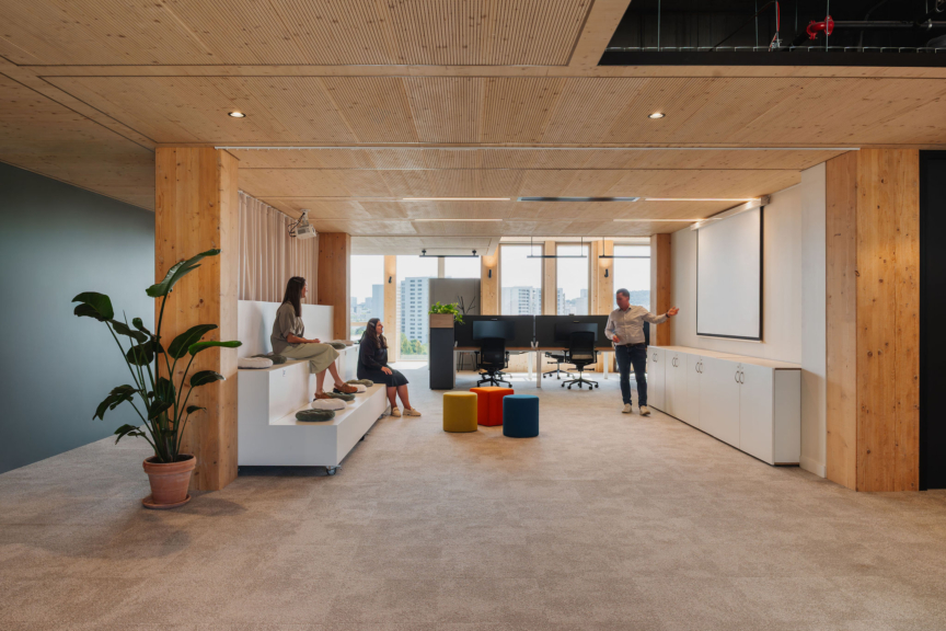Espace de présentation lumineux favorisant échanges et créativité, aménagé par ARCH.DESIGN à l’Arborétum