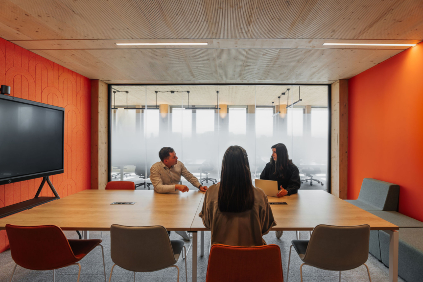 Salle de réunion contemporaine aux tons chauds, propice à la collaboration et au partage d’idées, design ARCH.DESIGN