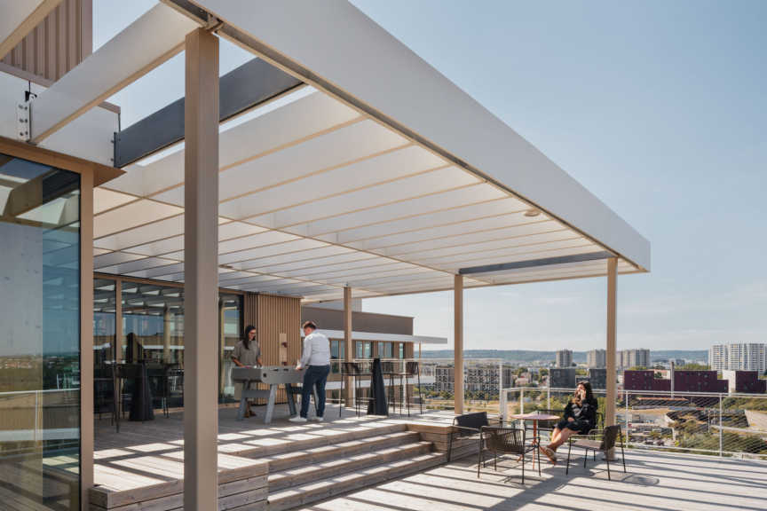 Terrasse spacieuse avec vue panoramique, espace de convivialité et détente aménagé par ARCH.DESIGN pour DKV