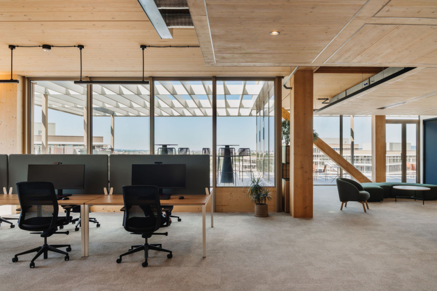 Espace de travail ouvert avec vue directe sur la terrasse végétalisée, conçu par ARCH.DESIGN à l’Arborétum