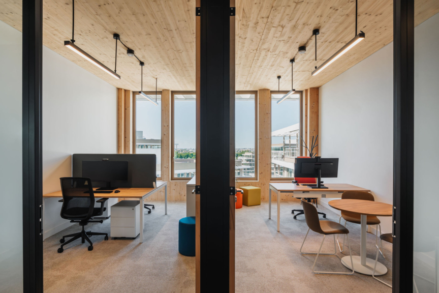 Bureaux individuels ouverts sur l’extérieur, favorisant la flexibilité et le confort visuel des collaborateurs