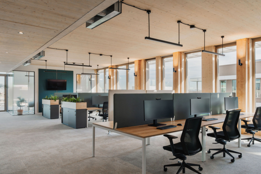 Zone de coworking DKV réalisée par ARCH.DESIGN, bureaux partagés avec lumière naturelle et mobilier design.