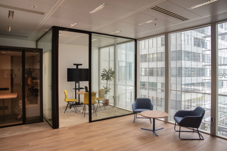 Salle de réunion contemporaine et fonctionnelle conçue par ARCH.DESIGN pour favoriser la collaboration