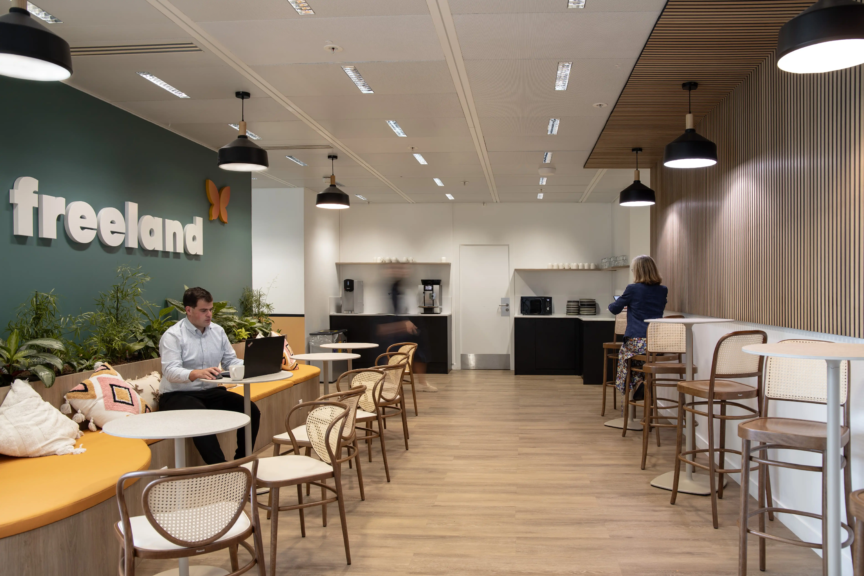 Espace déjeuner animé chez Freeland, un aménagement convivial conçu par ARCH.DESIG