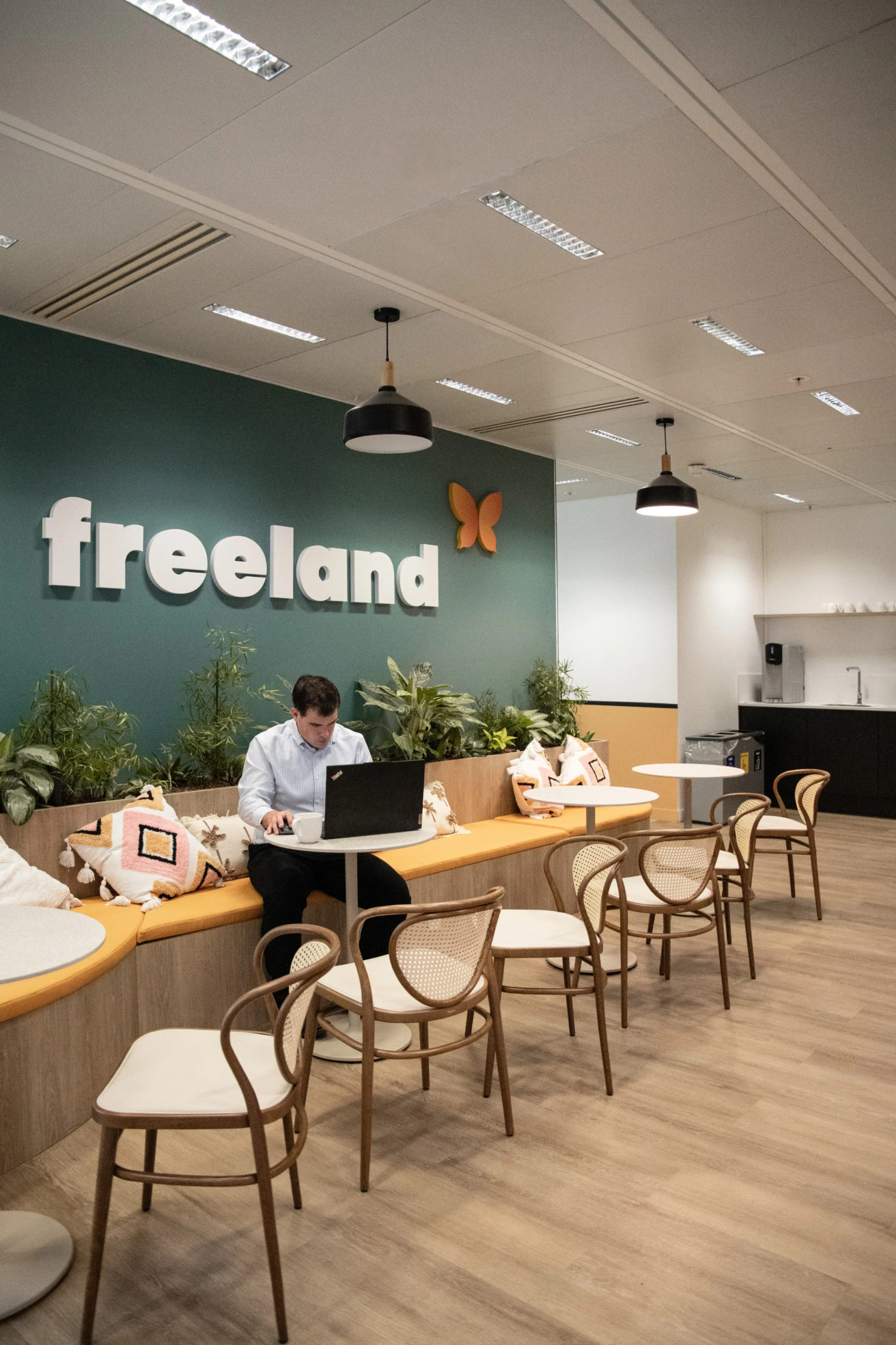 Vue d’un espace de travail intégrant le logo Freeland, reflétant l’identité visuelle et le design réalisé par ARCH.DESIGN
