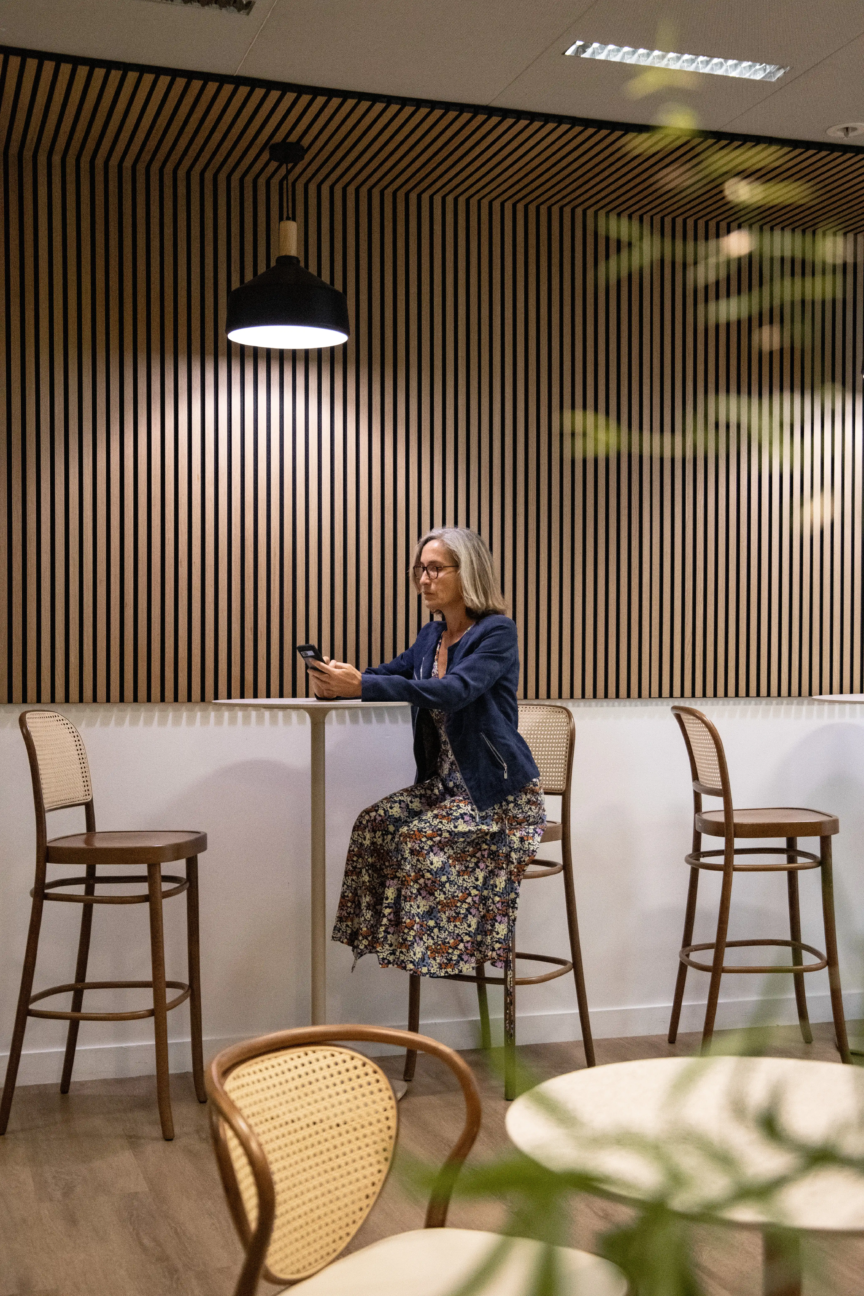 Personne travaillant dans un espace informel et convivial aménagé par ARCH.DESIGN