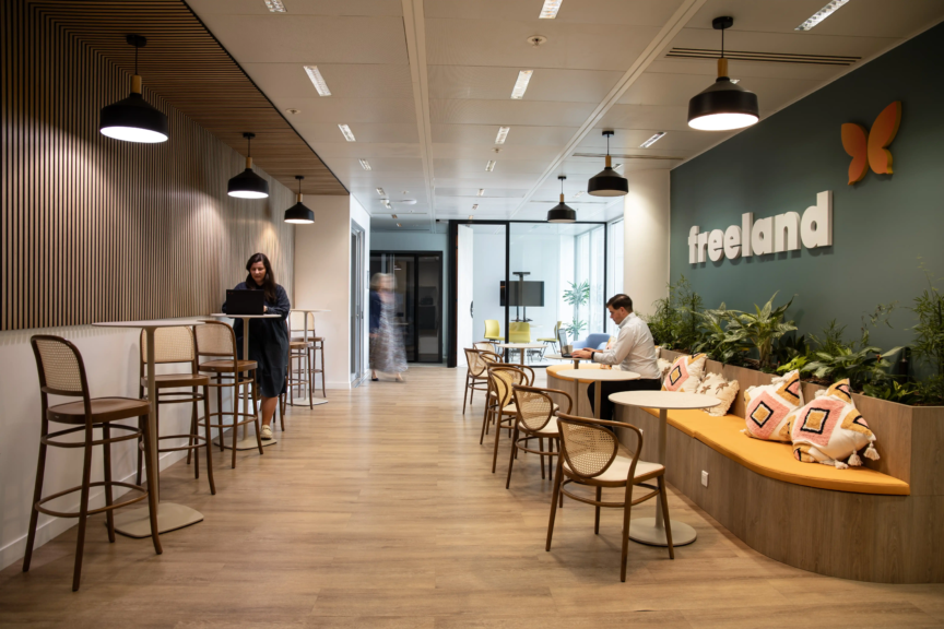 Espace de vie et de déjeuner animé, pensé pour favoriser les échanges chez Freeland par ARCH.DESIGN