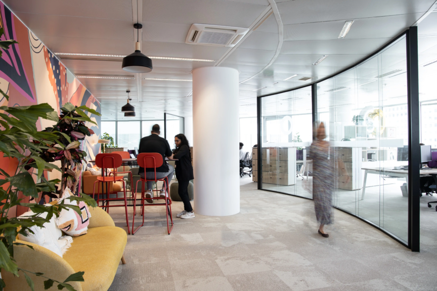 Couloir design et lumineux reliant les espaces de travail open space, conçu par ARCH.DESIGN