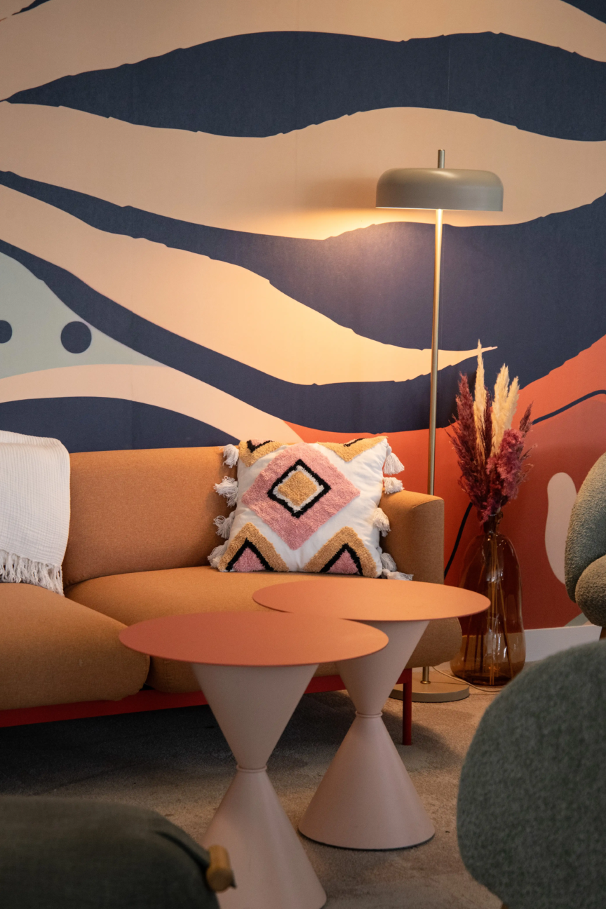 Vue de près d’un salon intégré dans un espace de travail convivial conçu par ARCH.DESIGN