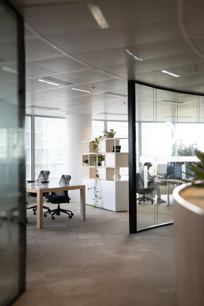 Open space moderne et collaboratif conçu par ARCH.DESIGN pour Freeland