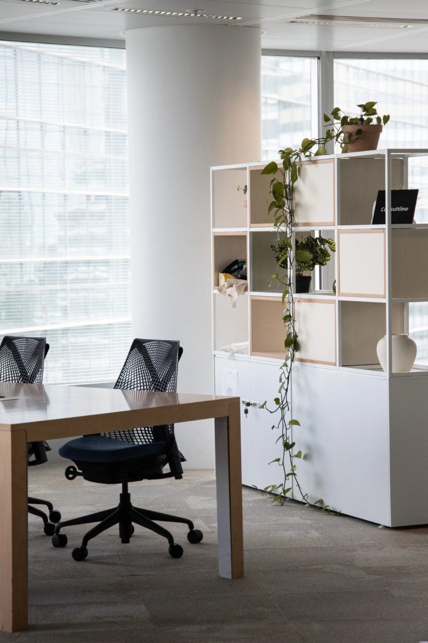 Bureau contemporain aménagé par ARCH.DESIGN pour Freeland, pensé pour le confort et la productivité