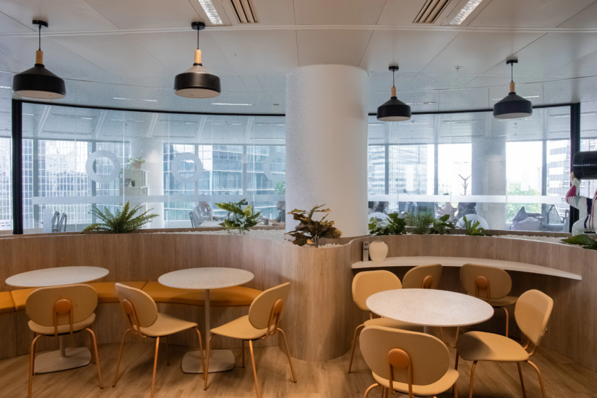 Espace informel chaleureux et végétalisé favorisant détente et convivialité au bureau, conçu par ARCH.DESIGN
