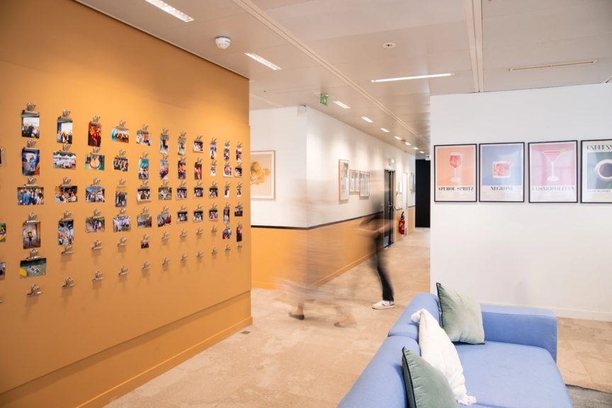 Couloir décoré de photos des collaborateurs, un aménagement qui valorise l’humain et l’identité de l’entreprise par ARCH.DESIGN
