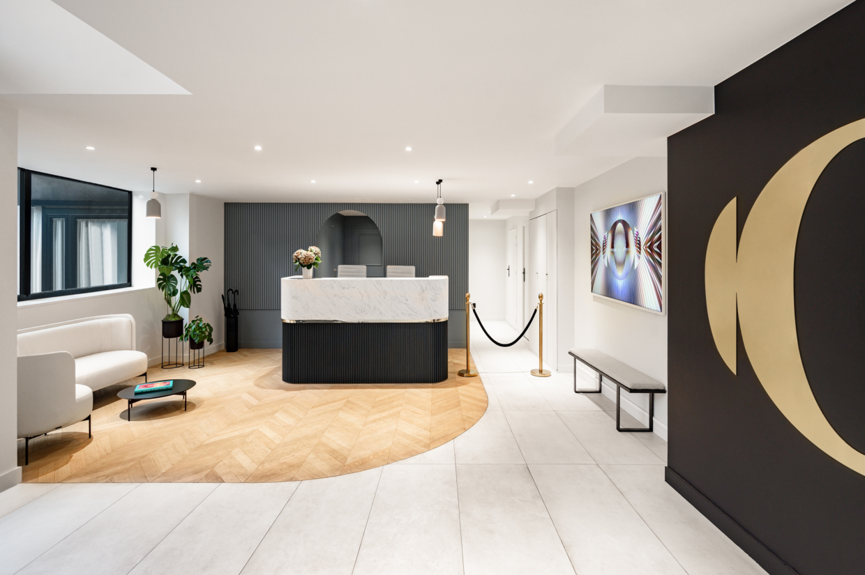 Hall d'entrée lumineux avec comptoir d'accueil en bois, mobilier design et décoration épurée, projet Odity x ARCH