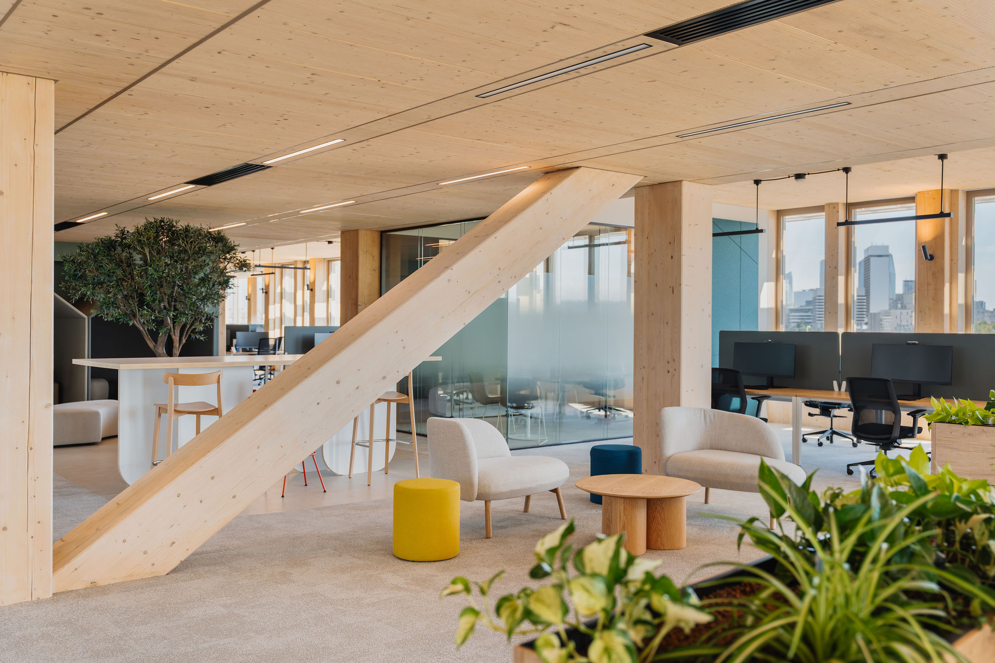 Espace de travail moderne et durable avec structure bois, assises confortables et végétalisation – projet ARCH.DESIGN