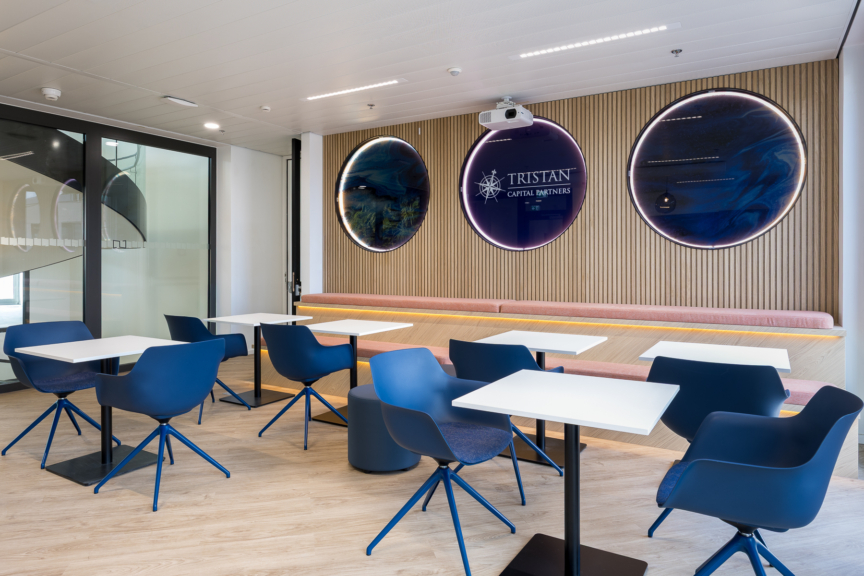 Espace de convivialité lumineux avec assises modernes et jeux de lumière circulaires, conçu par ARCH.DESIGN