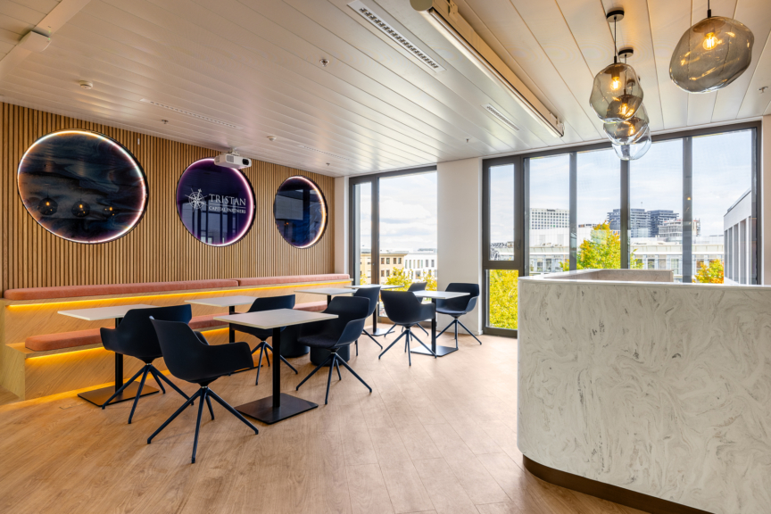 Espace de convivialité lumineux avec assises modernes et jeux de lumière circulaires, conçu par ARCH.DESIGN