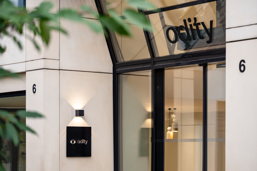 Façade moderne d’un bâtiment avec lignes épurées et larges surfaces vitrées, projet Odity x ARCH.DESIGN